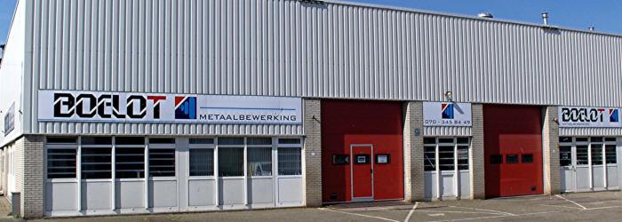 Werkplaats met daarop een groot Boelot logo en twee grote rode roldeuren.